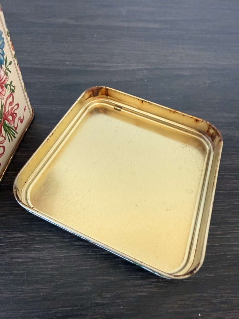 Vintage Hallmark Flower Rusty Tin box with lid - Picture 5 of 7